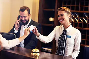 Hotell personal hälsar välkomna och checkar in gäster. Delar ut kort med RFID lösning. smart hantering av artiklar, handdukar, textilier. Med högkvalitativa digitaliserade logistiksystem från ACG Pulse.