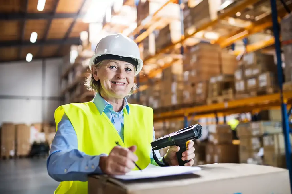 Frau mit Handscanner-Inventarleger