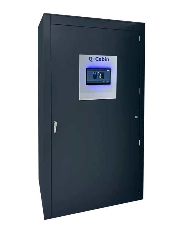 Mörk grå Q-Cabin med en display. Q-Cabin är en smart högpresterande RFID bulkläsare som läser hundratals artiklar på sekunder.